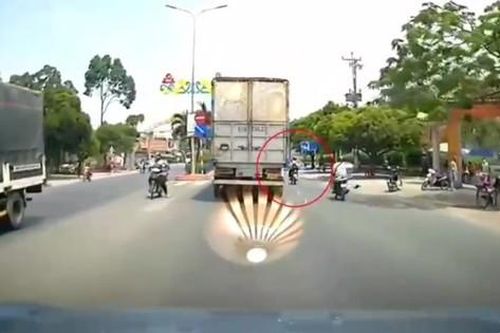 Clip học sinh lớp 10 thoát chết trong gang tấc khi bị cuốn vào gầm xe tải