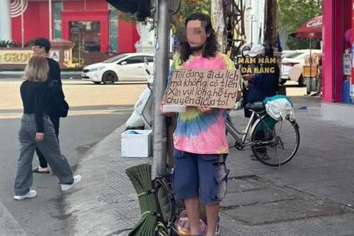 Thực hư việc nam du khách ngày đi xin tiền, tối vào quán bar
