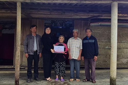 Trao hơn 20 triệu đồng đến đôi vợ chồng già ở Quảng Bình