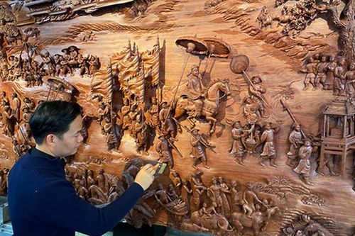 Phía sau bức tranh gỗ 'Vinh quy bái tổ' vừa lập 2 kỷ lục Việt Nam