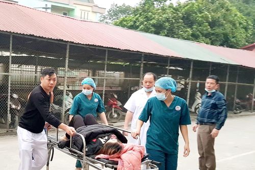 Thai phụ sinh con 2,9kg sau khi bị cành cây đâm thủng tử cung