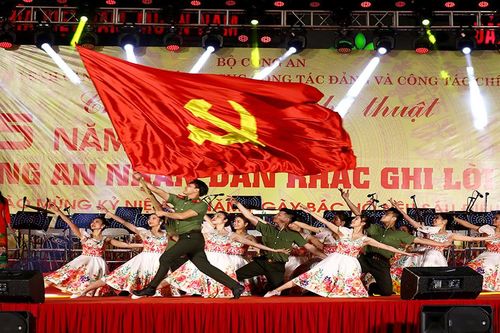 Hơn 600 nghệ sĩ, chiến sĩ công an biểu diễn ca múa nhạc trên phố đi bộ Hà Nội