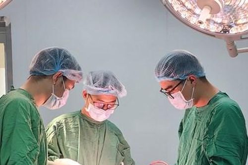 Phẫu thuật cứu bé trai 10 tháng tuổi ngã nhà sàn cao 2m, lún sọ não