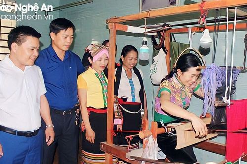 Trao 'cần câu' thoát nghèo cho phụ nữ vùng cao Nghệ An
