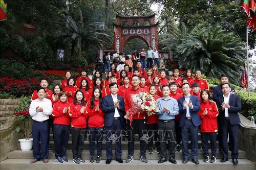 Đội tuyển nữ U20 Việt Nam dâng hương tưởng niệm các Vua Hùng