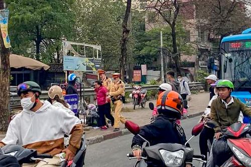 CSGT tóm gọn đối tượng nữ táo tợn cướp giật điện thoại ở Hà Nội