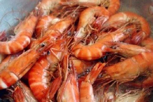 Hấp tôm đừng chỉ cho gừng, xả: Thêm thứ này mới là chuẩn nhất, tôm ngọt thịt, để nguội cũng không sợ tanh