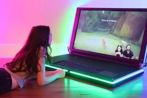 Cặp đôi YouTuber chế tạo thành công mẫu laptop gaming lớn nhất thế giới