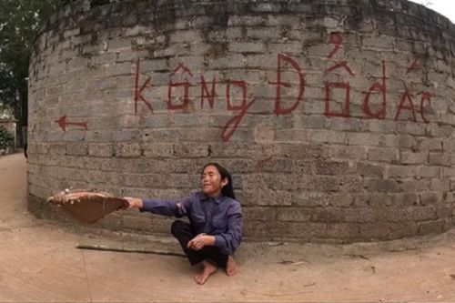 Xôn xao hình ảnh bà Tân Vlog vỡ nợ 3 tỷ, phải đi ăn xin