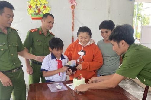 Hành động đẹp của cậu học trò lớp 4 và tiệc sinh nhật bất ngờ tại đồn công an
