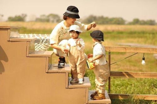 Mẹ nuôi dạy 2 con bằng 2 phương pháp khác nhau, kết quả gây bất ngờ