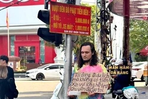 Nam du khách nước ngoài ở Đà Nẵng: Ngày cầm biển xin tiền, tối vào quán bar