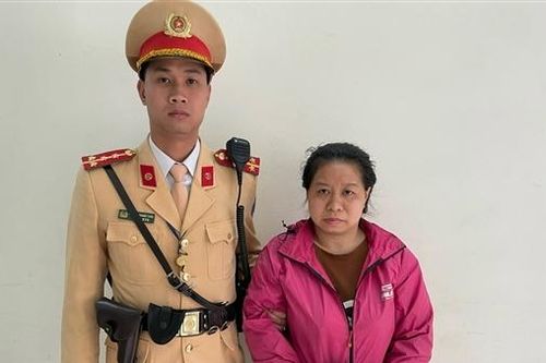 CSGT truy đuổi khống chế 'nữ quái' lừa mượn điện thoại trên phố