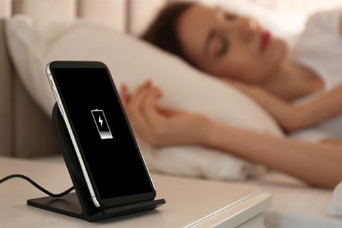 Có nên sạc điện thoại qua đêm không?