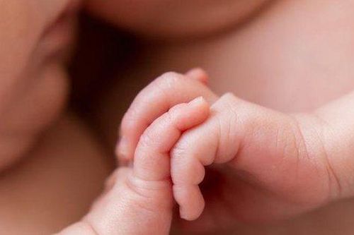 Bí mật tày đình của vợ đằng sau vẻ ngoài khác nhau đến kì lạ của hai con gái song sinh