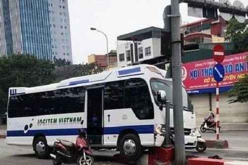 Mất lái, xe 24 chỗ tông thẳng dải phân cách cầu vượt Lê Văn Lương