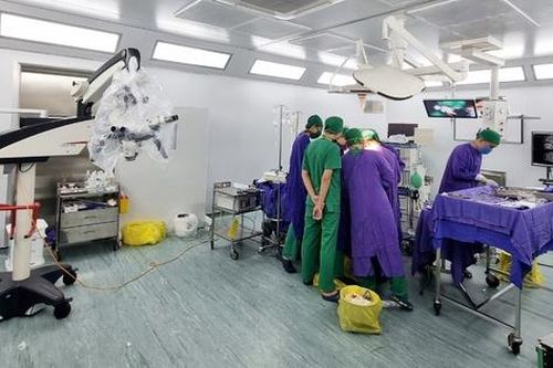 Ngã đập đầu xuống nền nhà, bé gái 11 tháng tuổi nứt xương sọ, tụ máu não