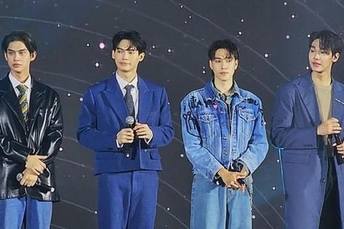 Concert F4 Thái Lan: 'Bắn tiếng Việt' siêu yêu, BrightWin dính nhau như sam
