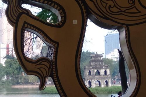 Nghĩ bên Hồ Gươm