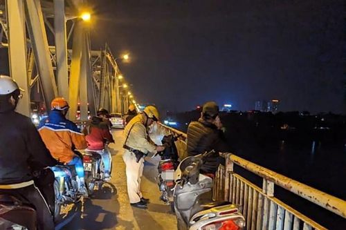 Tìm kiếm nam thanh niên nhảy cầu Chương Dương