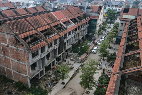 Cuộc sống của hàng chục công nhân trong khu biệt thự bỏ không