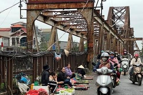 Chợ tự phát cản trở giao thông trên cầu Long Biên