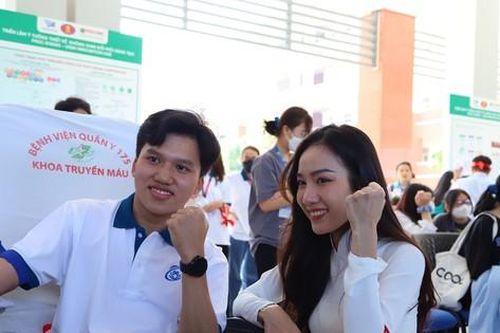 Nam sinh năm 2 được truyền động lực hiến máu từ mẹ
