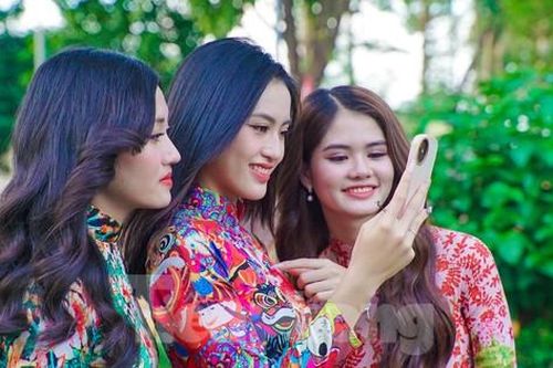 Nữ sinh TP. HCM xúng xính xuống phố chụp ảnh hưởng ứng Tuần lễ Áo dài 2023