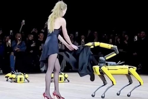 Video robot biểu diễn trên sàn catwalk cùng siêu mẫu