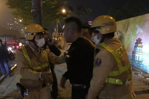 Tạm giữ lái xe hất cảnh sát giao thông lên capo khi bị kiểm tra nồng độ cồn