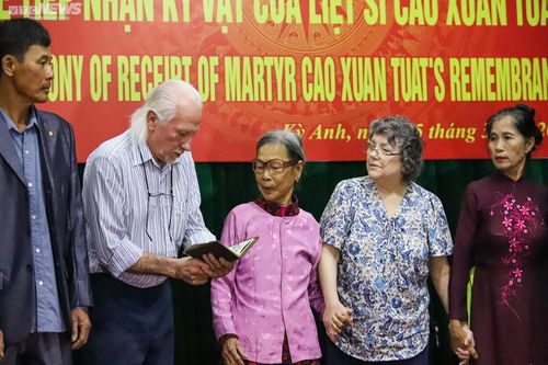 Cựu binh Mỹ trao trả cuốn nhật ký của liệt sĩ ở Hà Tĩnh sau 56 năm cất giữ
