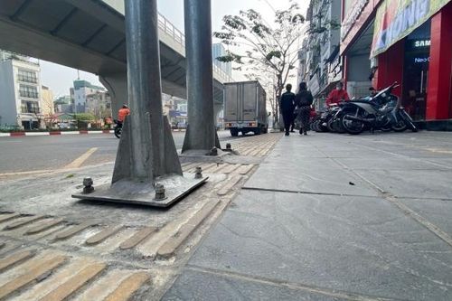 Hà Nội: Cột đèn, trụ điện 'thách thức' người khiếm thị