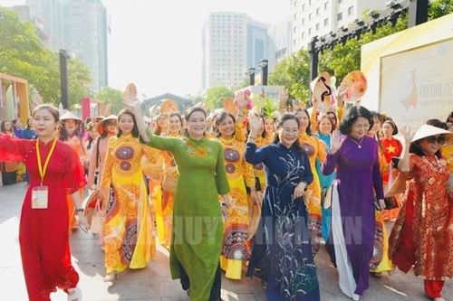 Hơn 3.000 người tham gia diễu hành với áo dài tại TP Hồ Chí Minh
