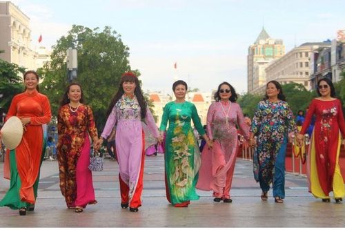 Áo dài Việt trong đời sống hàng ngày