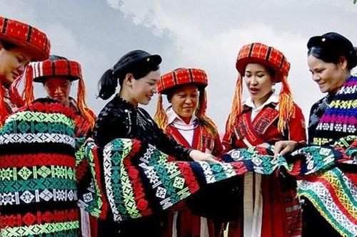 'Dám sống một cuộc đời rực rỡ' vì tình yêu với trang phục dân tộc Việt