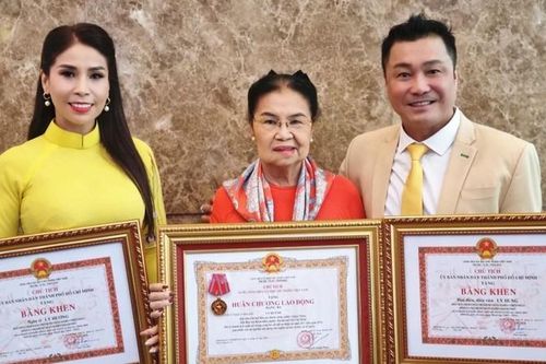 Gia đình nghệ sĩ Lý Hùng được tặng Huân chương Lao động hạng Ba