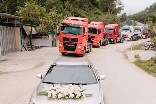 Chú rể Hà Tĩnh 'chơi lớn' rước dâu bằng 20 xe container