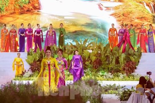 Hàng trăm người mẫu mặc áo dài ở phố đi bộ Nguyễn Huệ