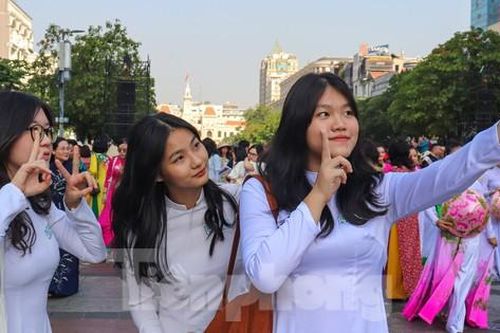 Màn diễu hành áo dài với quy mô hơn 3.000 người tại TPHCM