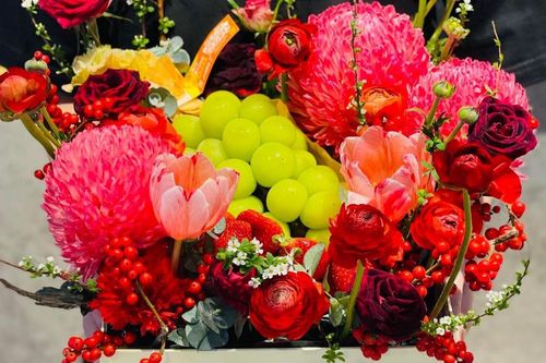 Thị trường 8/3: Hoa tươi 'ghép đôi' với trái cây bán giá vài triệu đồng vẫn đắt khách