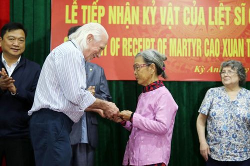 Cựu binh Mỹ trao trả nhật ký cho gia đình liệt sĩ ở Hà Tĩnh