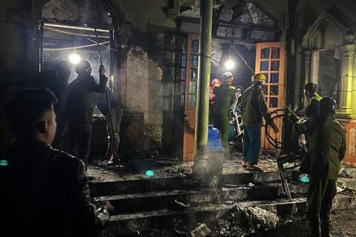 Cháy lớn trong đêm, gia chủ trở về chứng kiến tài sản bị thiêu rụi