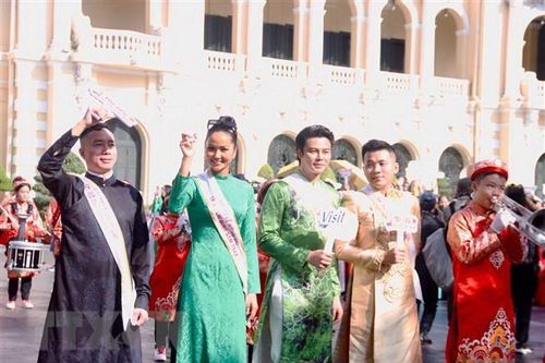 TP.HCM: Hơn 3.000 người diễu hành áo dài ở phố đi bộ Nguyễn Huệ