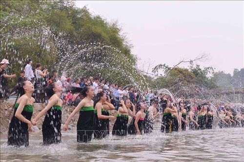 Tái hiện Lễ hội gội đầu của người Thái trắng ở Phong Thổ