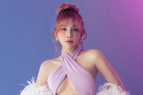 Khả Như khoe khéo hình xăm khi diện trang phục gợi cảm