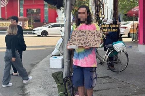 Thực hư việc nam du khách người nước ngoài ở Đà Nẵng ban ngày cầm bảng xin tiền, đêm vào bar
