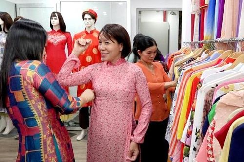 Cửa hàng 'Áo dài 0 đồng' ở Thủ Đức - nơi sẻ chia với phụ nữ khó khăn