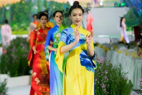 Vẽ hình ảnh 'Việt Nam gấm hoa' trên tà áo dài