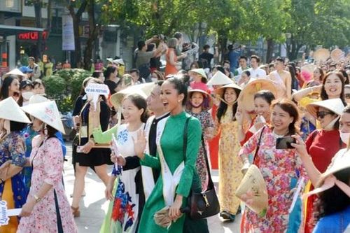 Tưng bừng diễu hành áo dài trên phố đi bộ Nguyễn Huệ