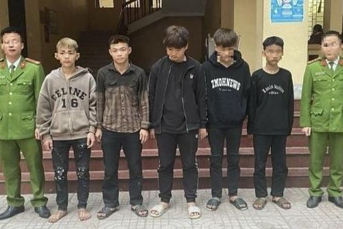 Bắt giữ nhóm thiếu niên ném vỡ kính nhiều xe ô tô trên Quốc lộ 1A